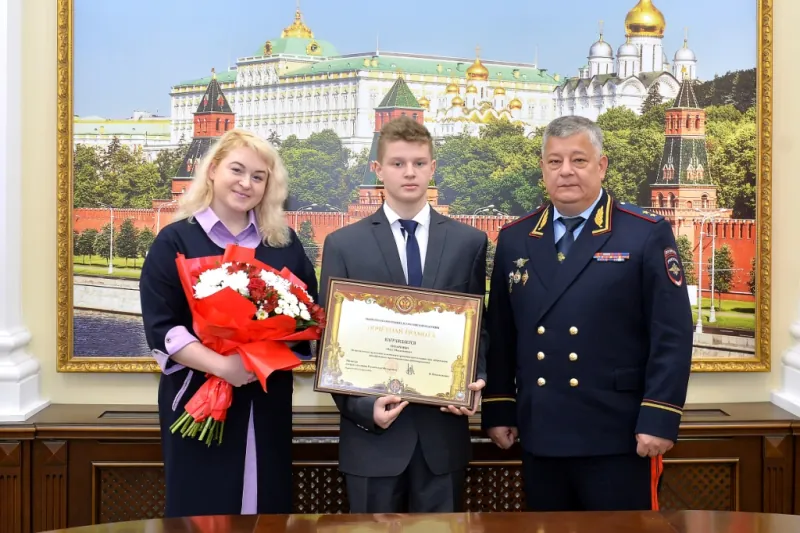 Владимир Колокольцев наградил юного москвича за помощь в задержании нарушителя общественного порядка