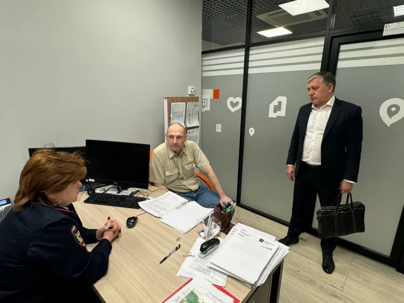Член Общественного совета при ГУ МВД России по г. Москве Владимир Химаныч посетил ОВМ ОМВД России по Нижегородскому району г. Москвы