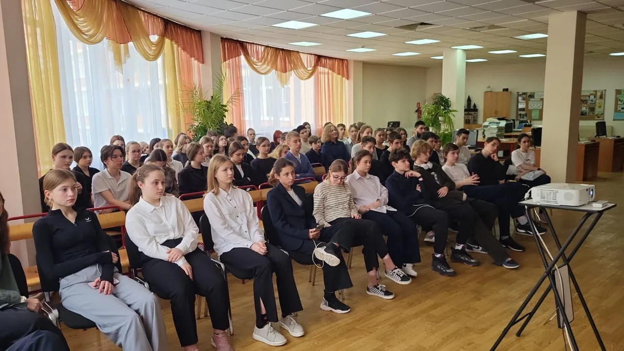 На Юго-Востоке Москвы полицейские провели профилактические беседы антинаркотической направленности в школах округа