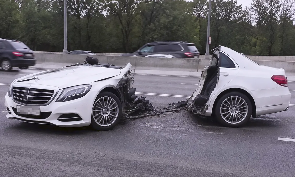 Mercedes пополам
