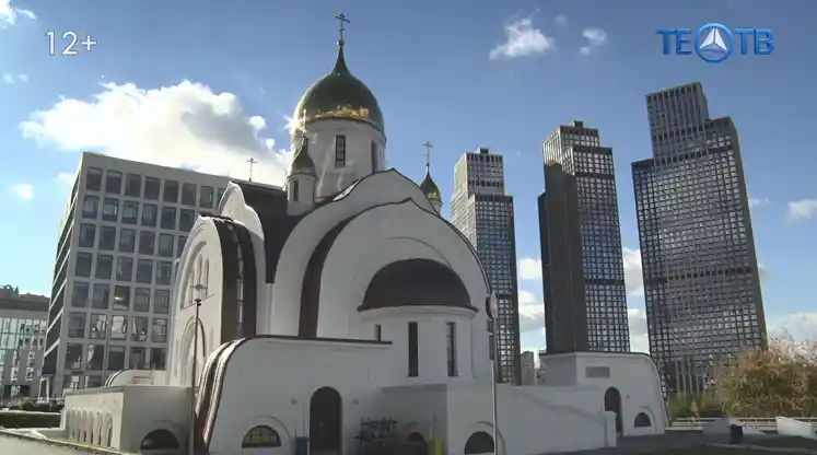 Светлая архитектура, сдержанные формы - храм в честь Трёх Святителей в Раменках